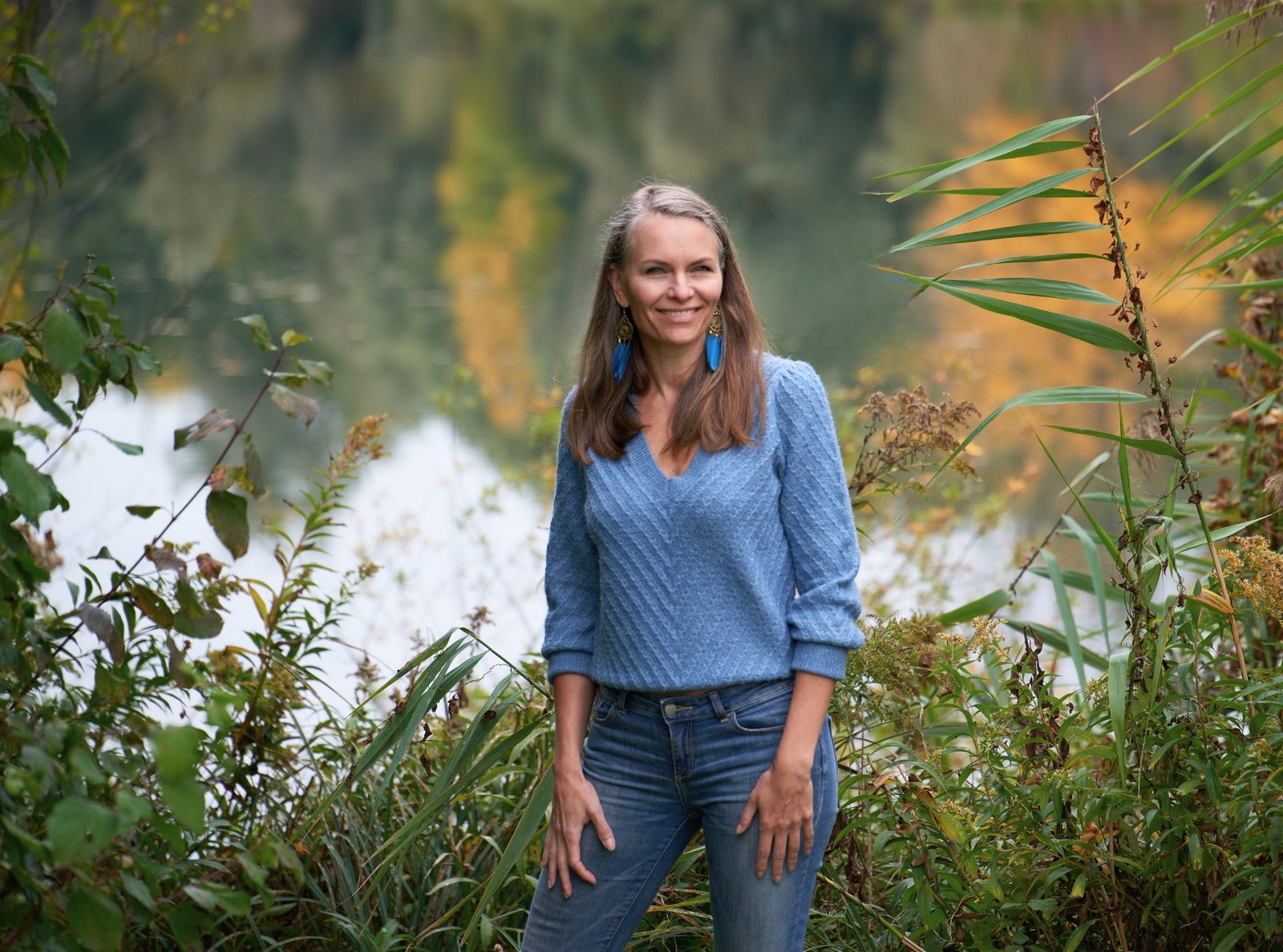 Nicola Szuprowicz in der Natur, warmes natürliches Licht